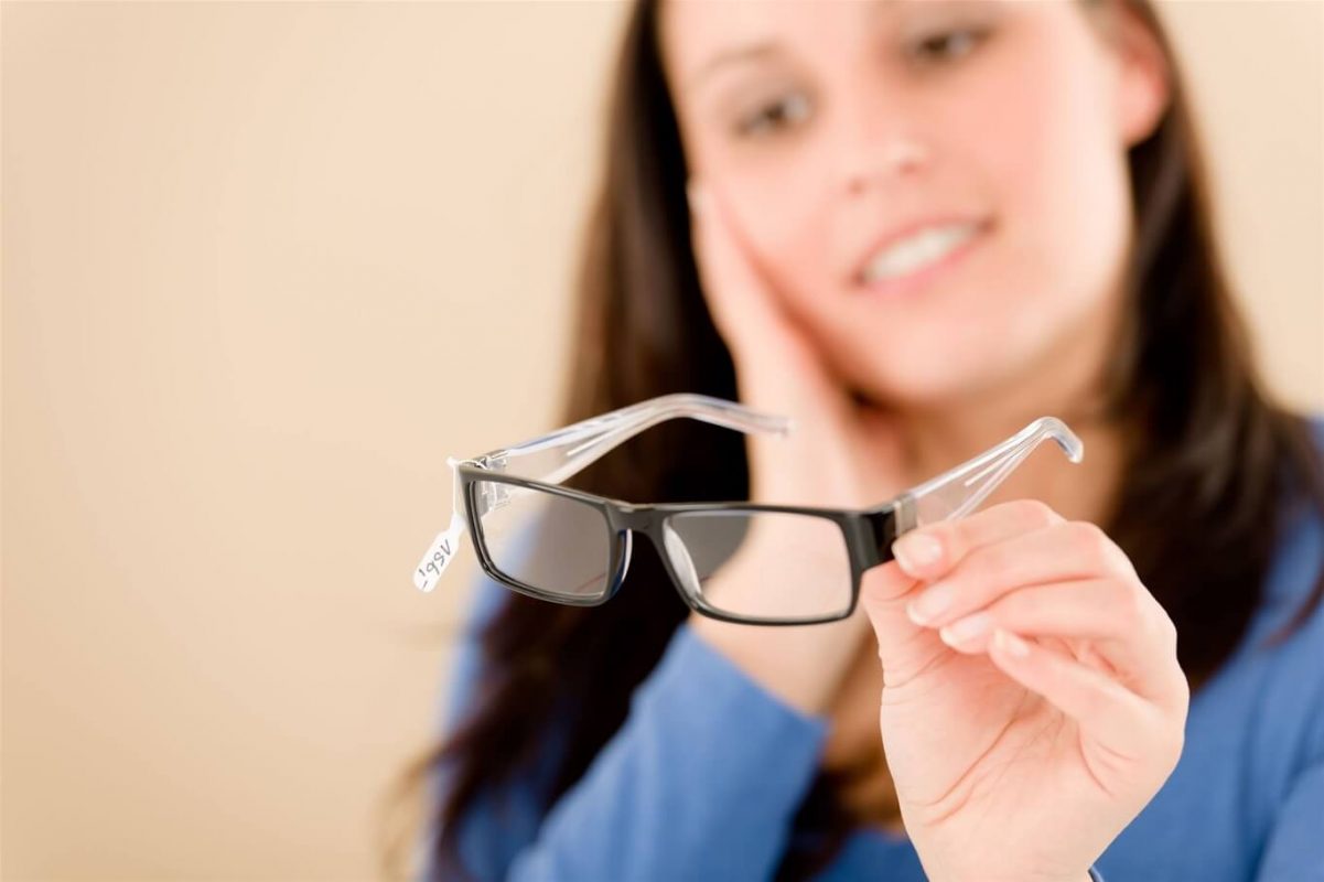Tác hại của việc đeo kính thấp hơn độ cận