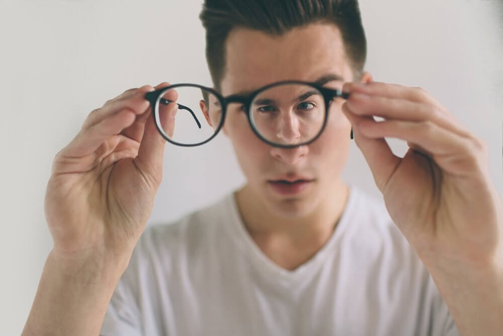Người bị cận thị nặng có nên thường xuyên đeo kính không?