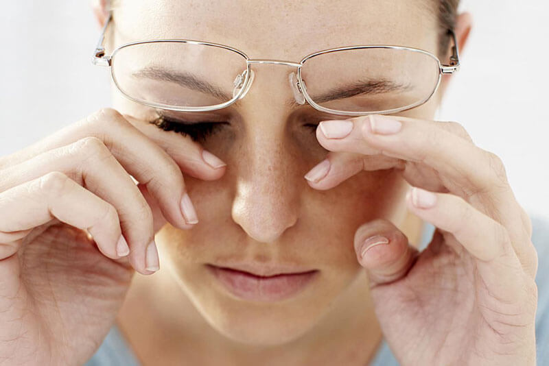 Nhức mỏi mắt khi đeo kính cận nhìn vật bị cong