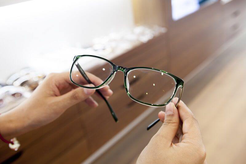 Có mắt kính dành cho người bị cận loạn không?