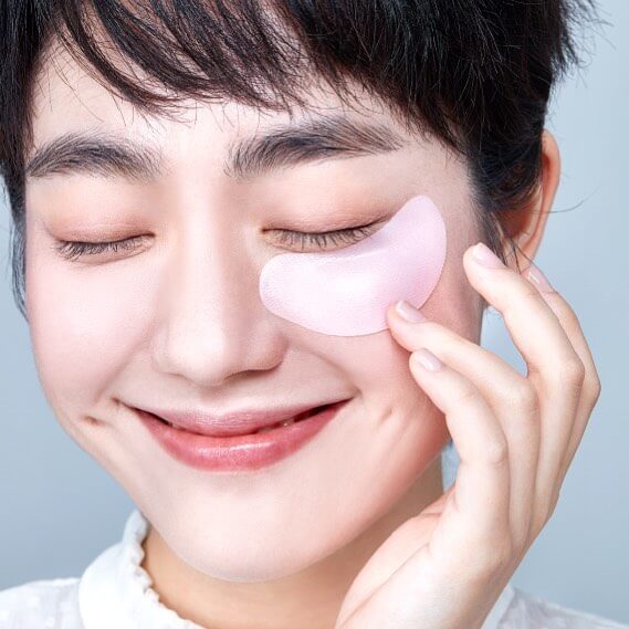 Sử dụng mặt nạ dưỡng ẩm cho mắt