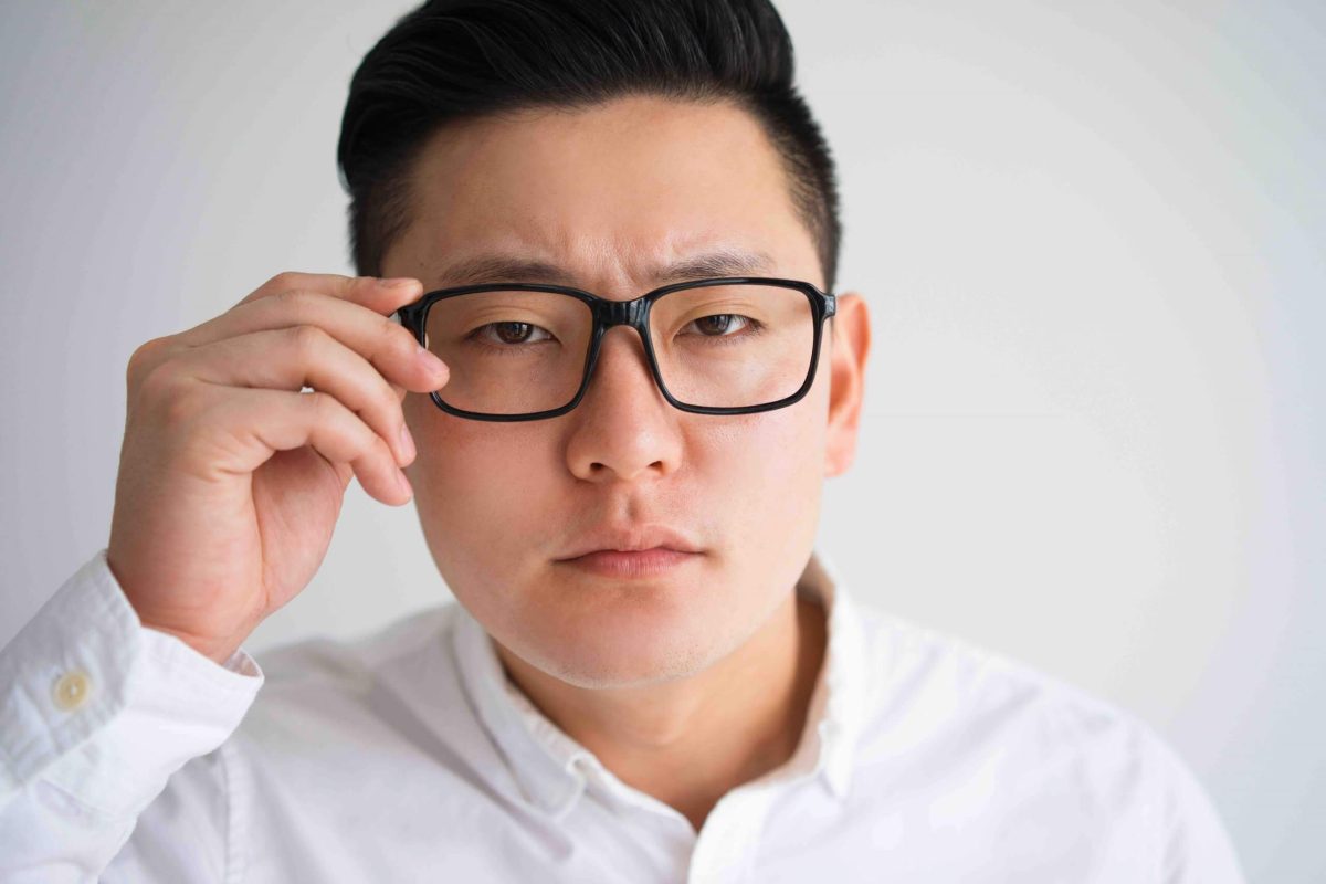 Tại sao đeo kính cận mắt bị nhỏ?